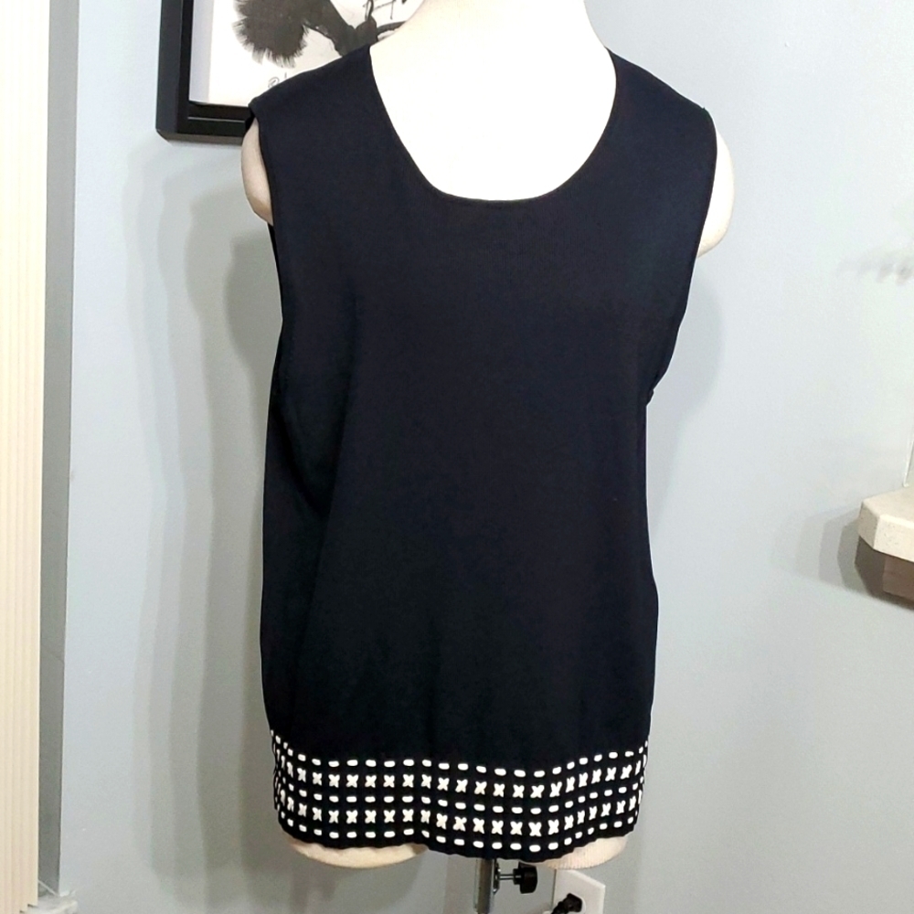 FINITY Women, black and white. Sleevless, knit top. Size 2X. Layering wardrobe.